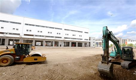 【戰(zhàn)高溫 沖產值】柳州鐵路港核心區(qū)：不懼酷暑 搶趕進度