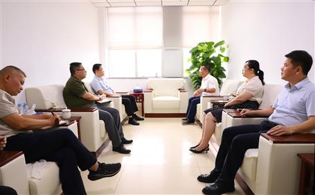 覃振華與柳北區(qū)委書記、區(qū)長石中華舉行工作會(huì)談